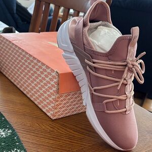 New in box pink Fabletics women’s 10